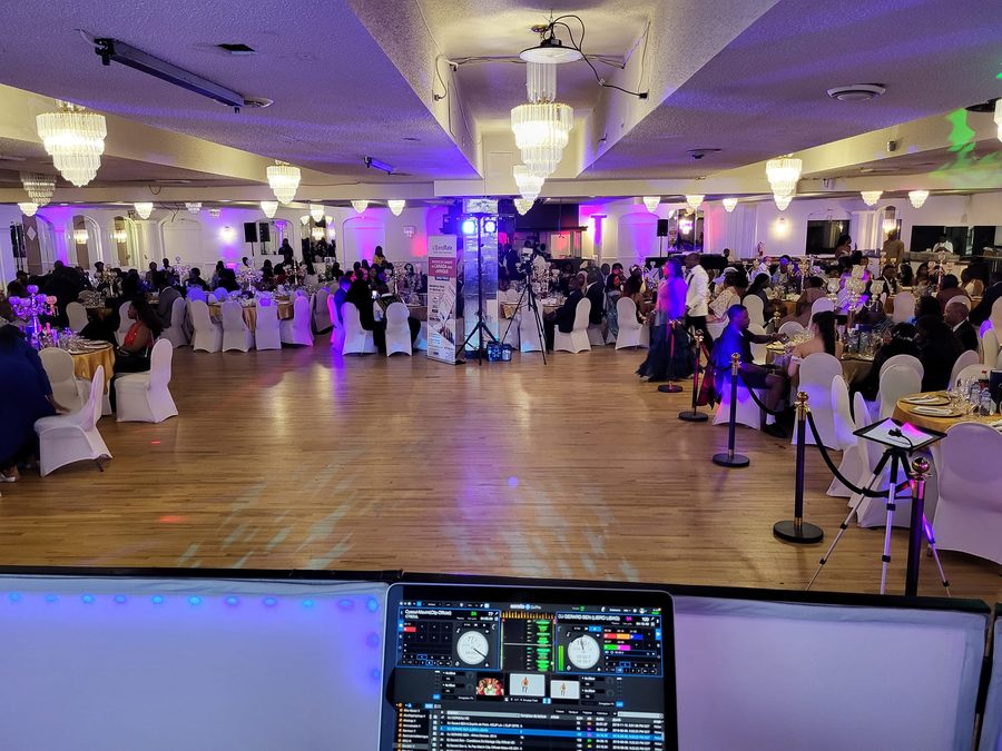 Grande salle – éclairage violet