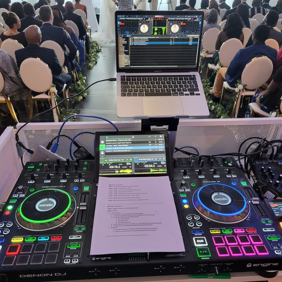 Console Denon devant l'allée d'une cérémonie de mariage